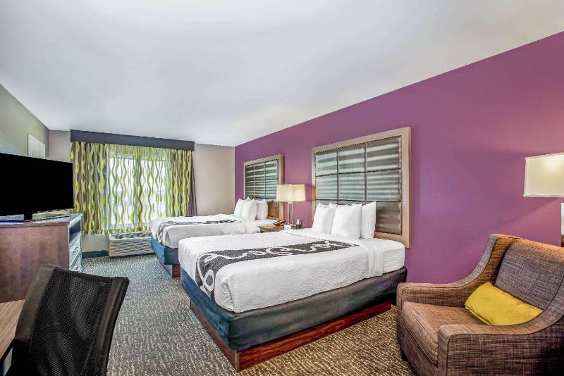 Queen Room with Two Queen Beds - Non-Smoking image 3
