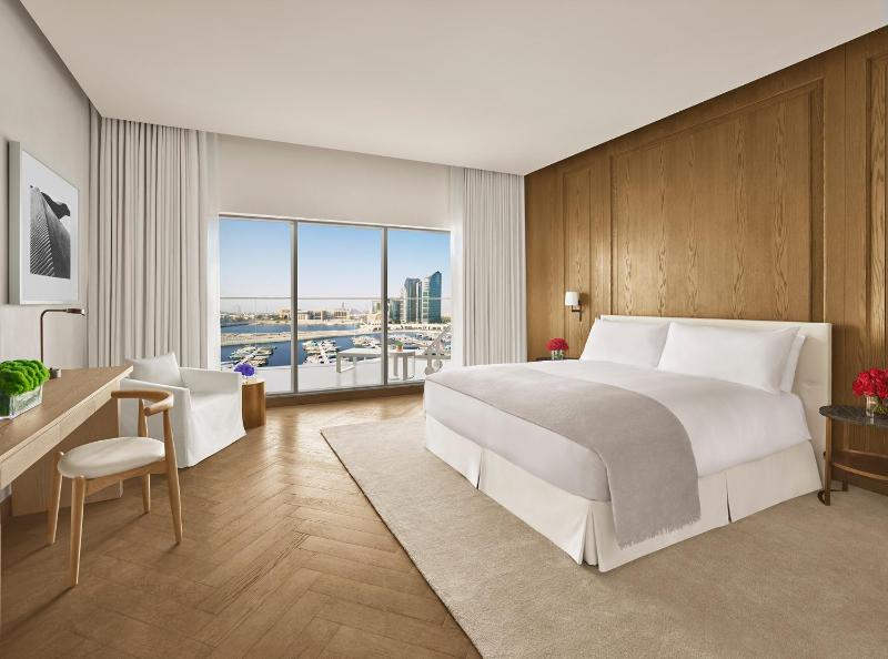 Deluxe King Room with Balcony and Marina View image 1