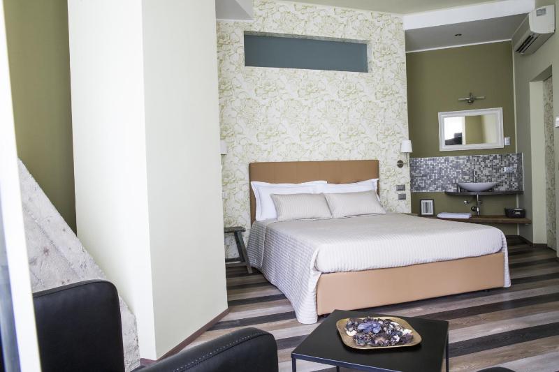 Deluxe Double Room image 3