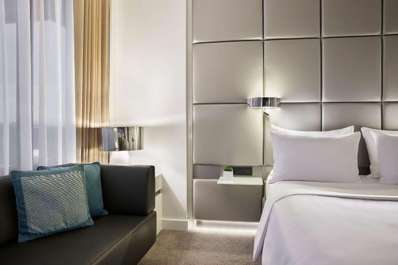 Deluxe Queen Room image 3
