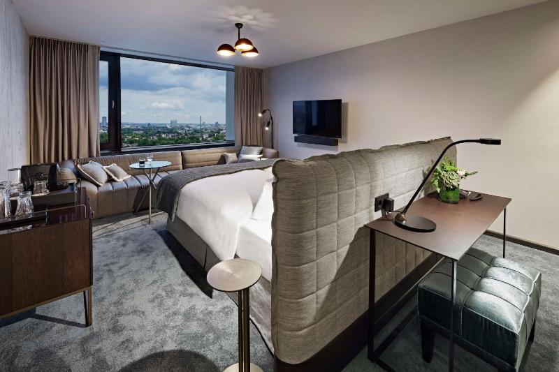 Premium King Room image 3
