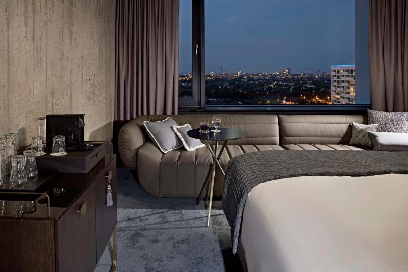 Premium King Room image 4