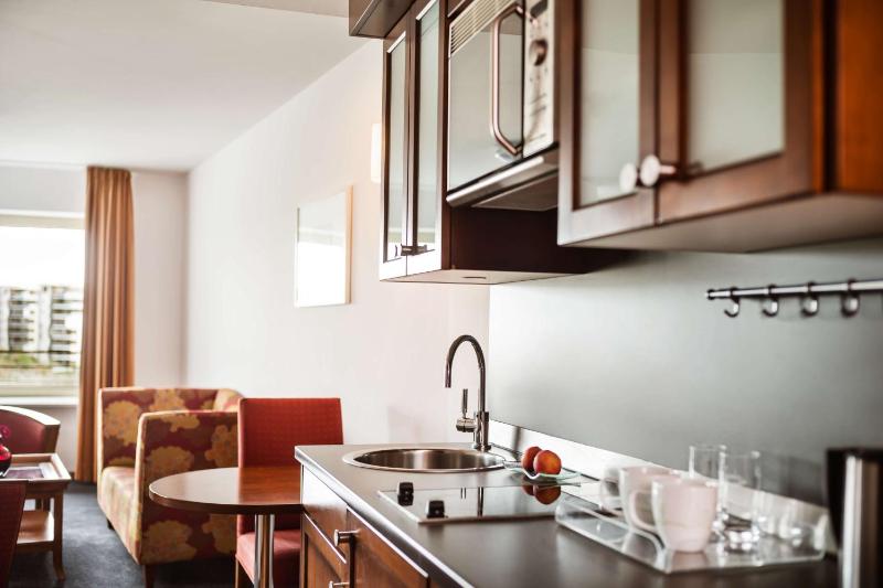 Deluxe King Room with Kitchenette image 3