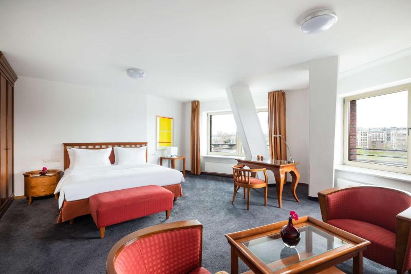 Deluxe King Room with Kitchenette image 4