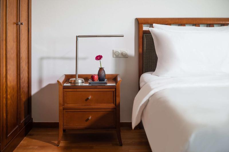 Deluxe King Room with Skyline View image 1