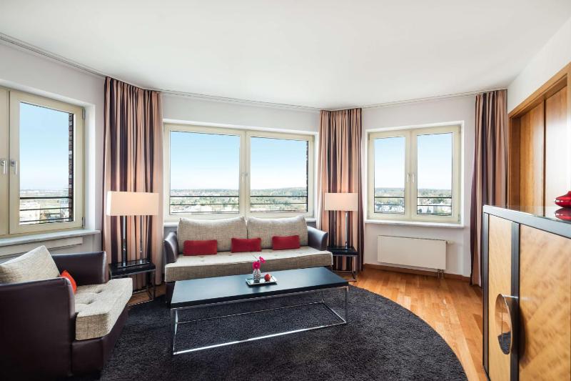 Deluxe King Room image 3