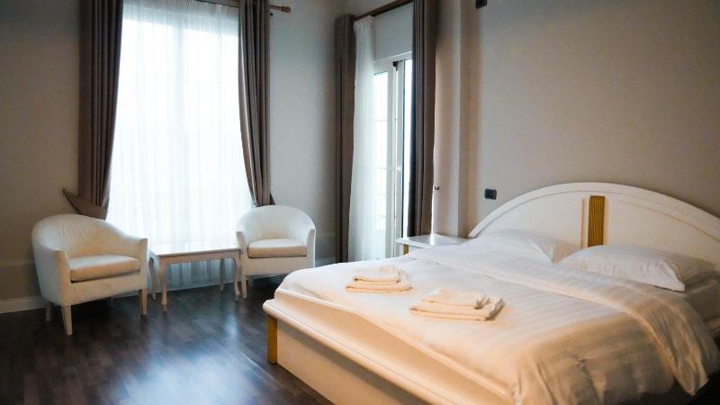 Double Room image 4