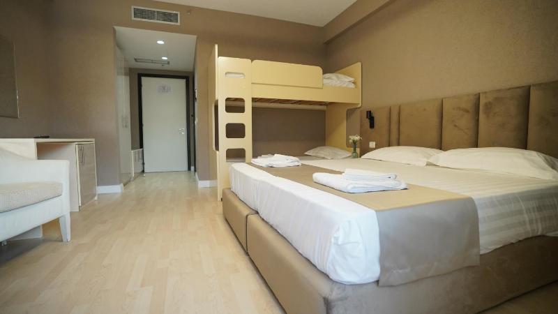Quadruple Room with Partial Sea View image 4