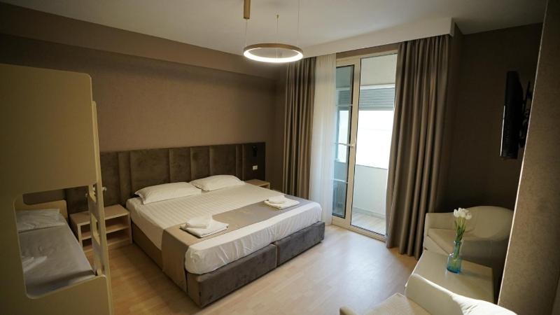 Quadruple Room with Partial Sea View image 3