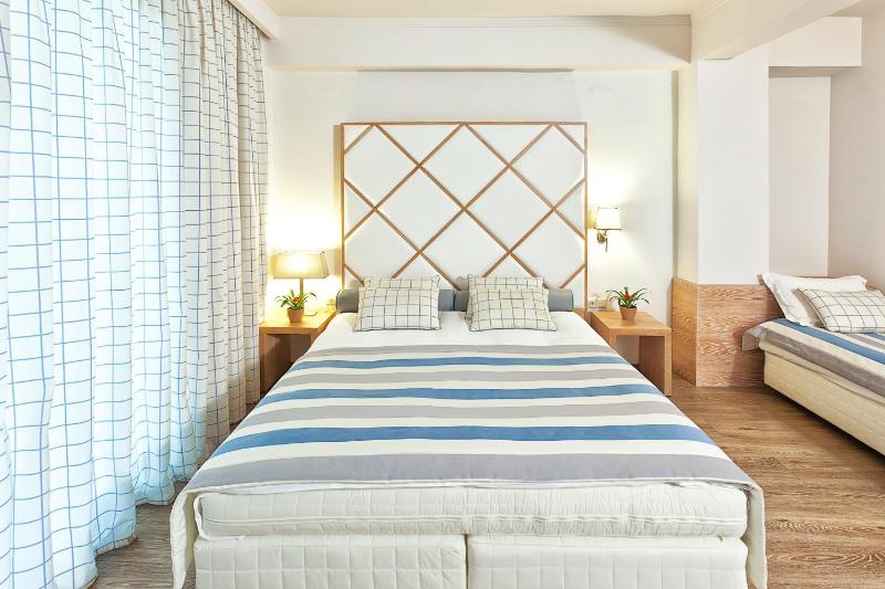 Triple Room with Sea View image 3