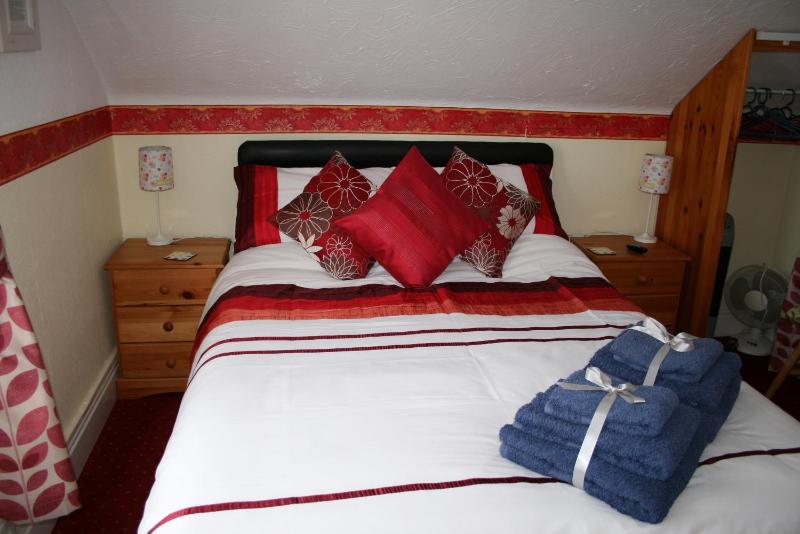Small Double Room image 3