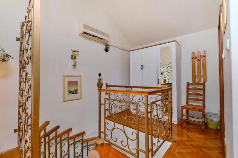 Apartment 5 image 4