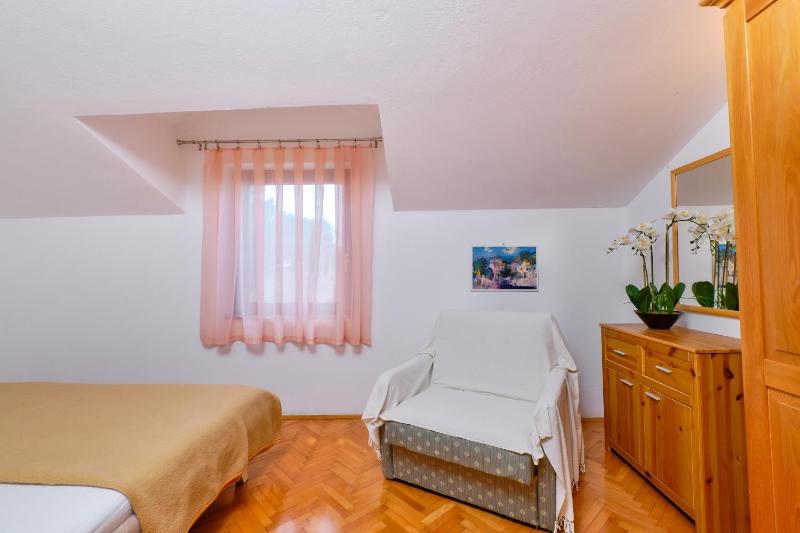Apartment 3 image 4