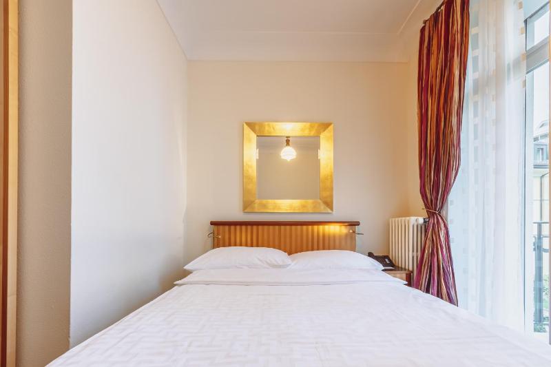 Queen Room image 2