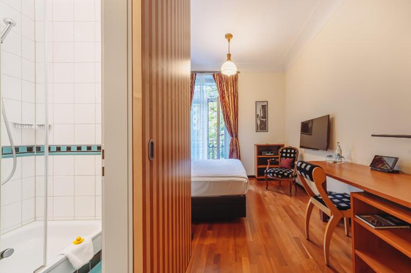 Queen Room image 4