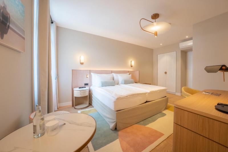 Deluxe Room image 4