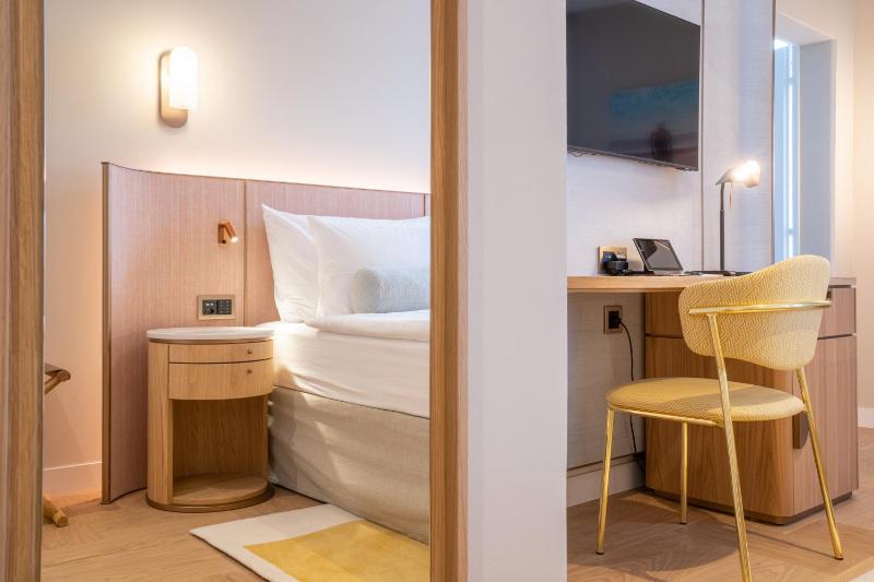 Deluxe Room image 2
