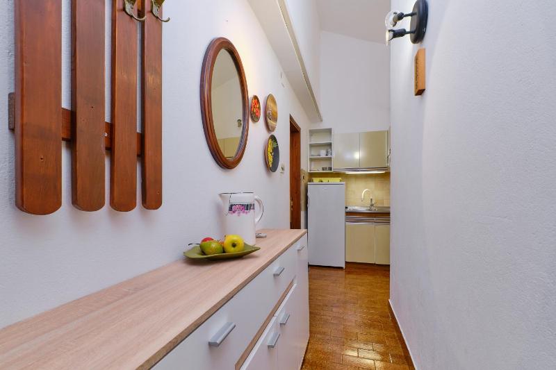 Apartment 4 image 3