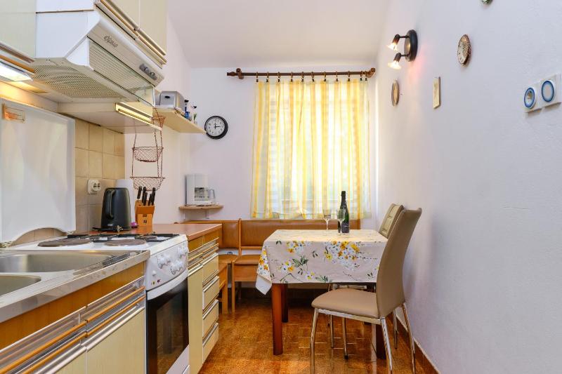 Apartment 4 image 4
