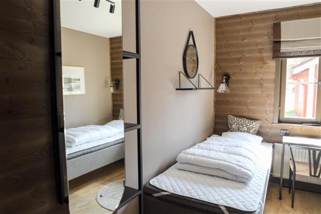 Twin Room with Shared Bathroom image 3