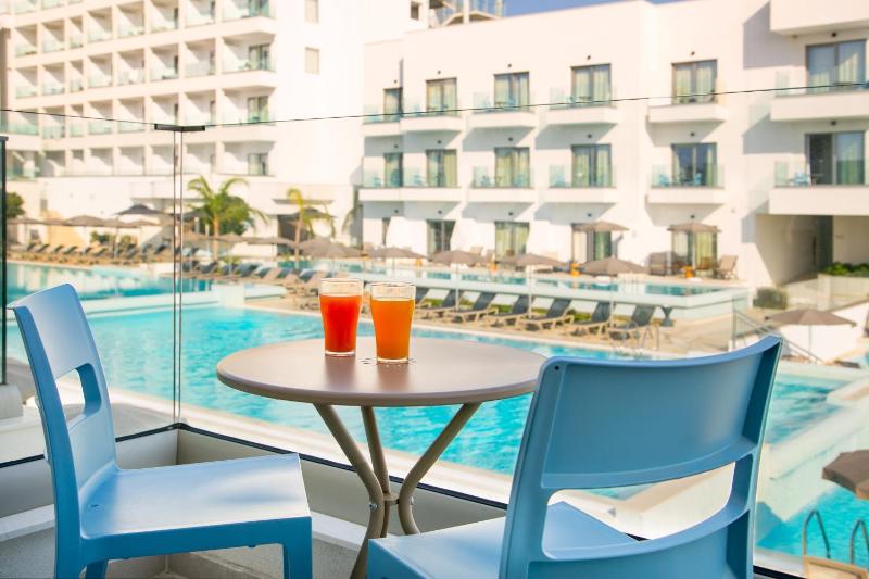 Superior Room Pool View image 3