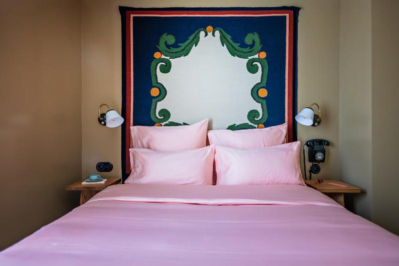 Standard Queen Room image 4
