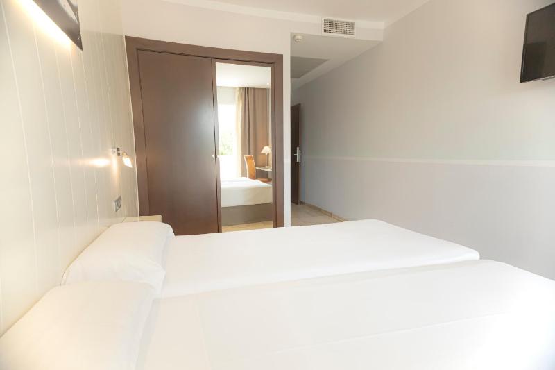 Twin Room with Parking image 3