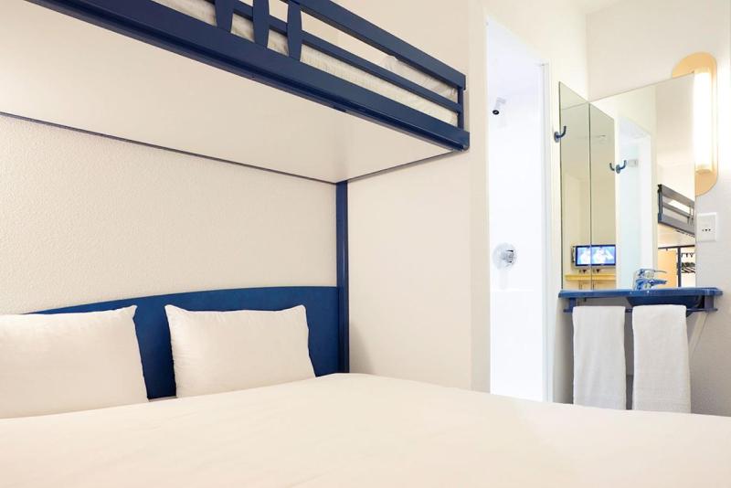 Standard Double Room image 3