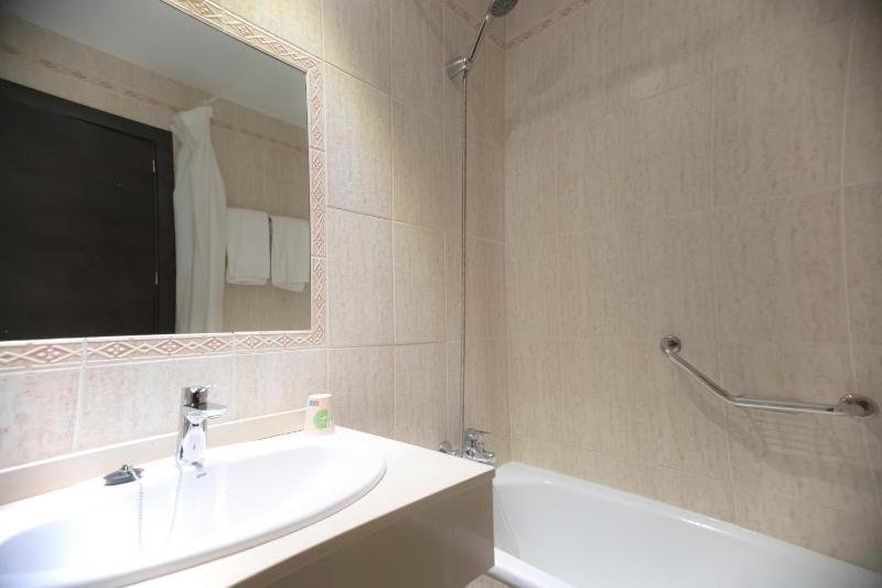 Twin Room with Parking image 4