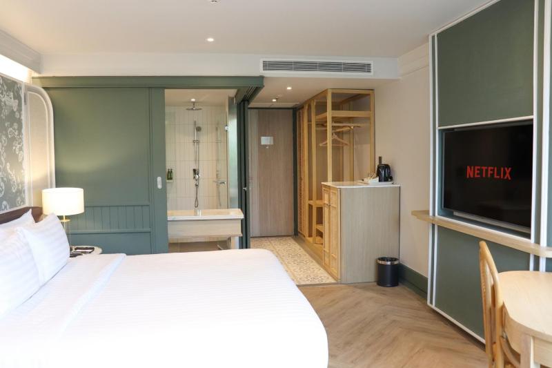 Superior City View with Balcony, King Bed image 4