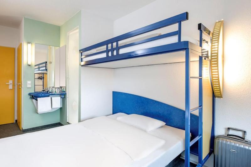 Standard Double Room image 4
