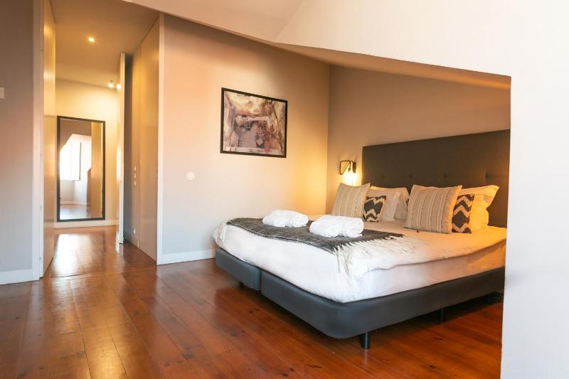 One-Bedroom Apartment image 2