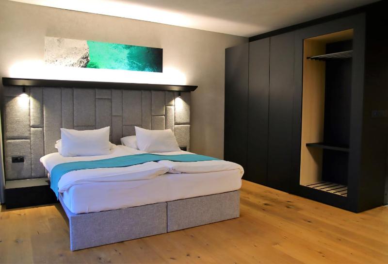 Junior Suite with Mountain View image 4