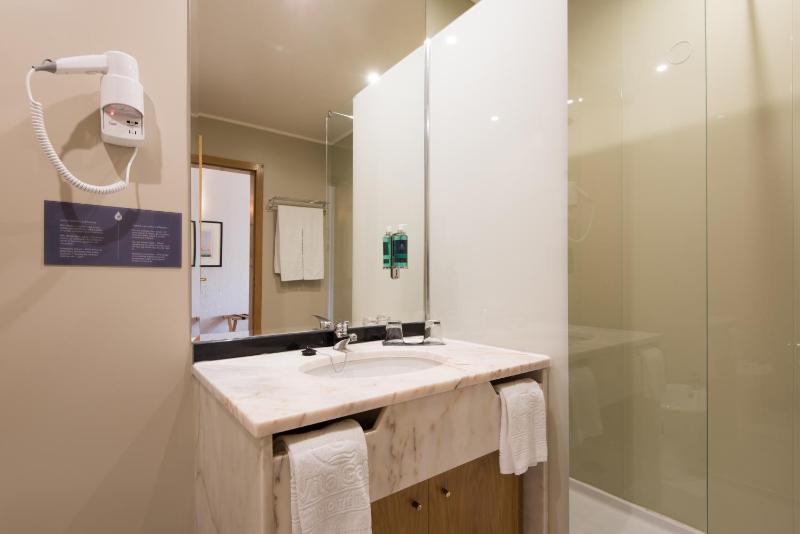 Twin Room with Side Sea View and Extra Bed (3 Adults) image 4