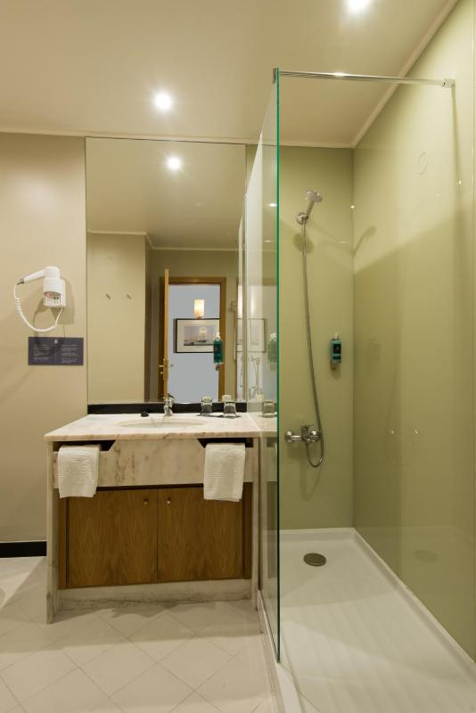 Twin Room with Extra Bed (3 Adults) image 4