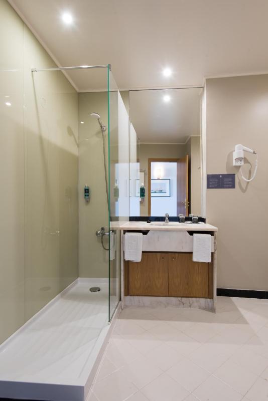 Twin Room with Extra Bed (3 Adults) image 3