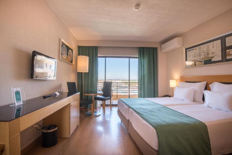 Twin Room image 3