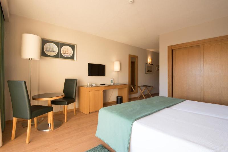 Twin Room image 4