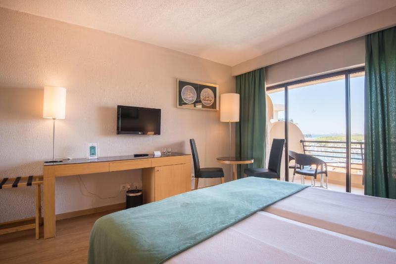 Twin Room with Sea View image 3