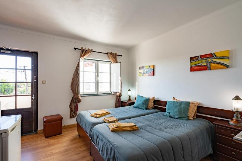 Twin Room image 3