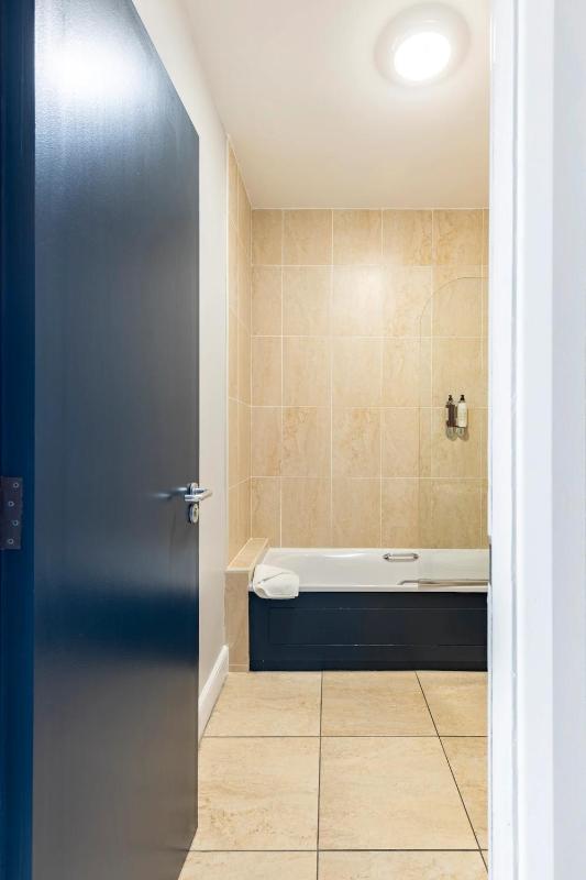 Two-Bedroom Penthouse Apartment image 2