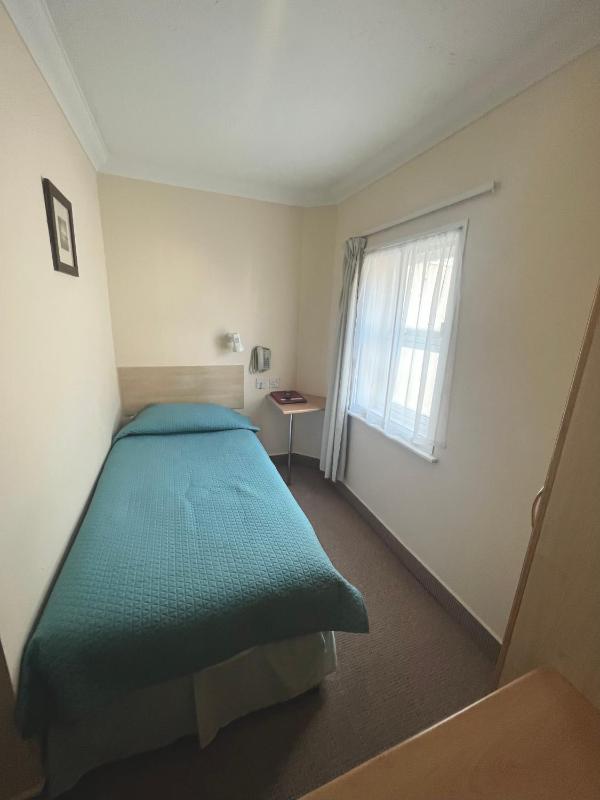 Single Room image 3
