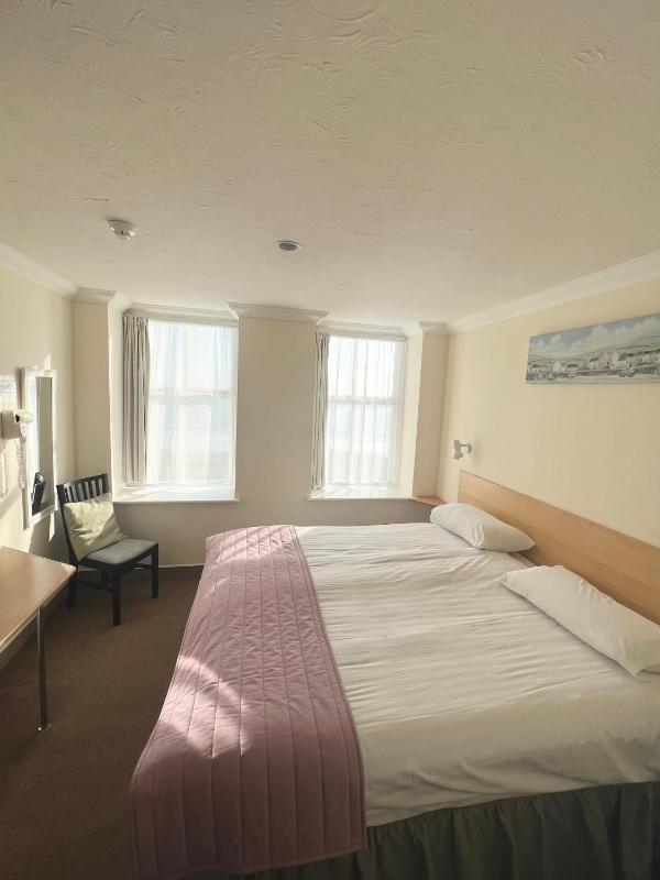 Double or Twin Room with Sea View image 4