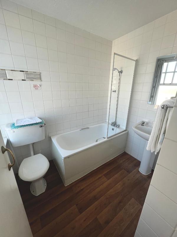 Standard Twin Room image 4