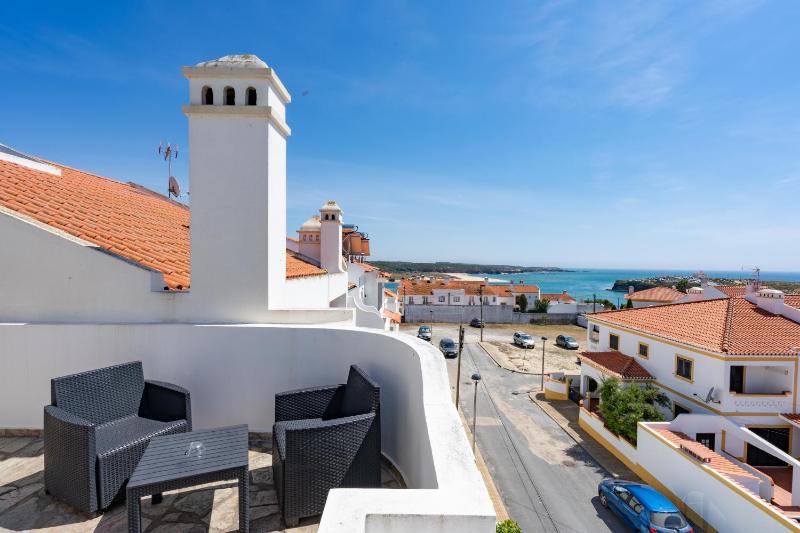 Apartment with Terrace and Sea View image 1