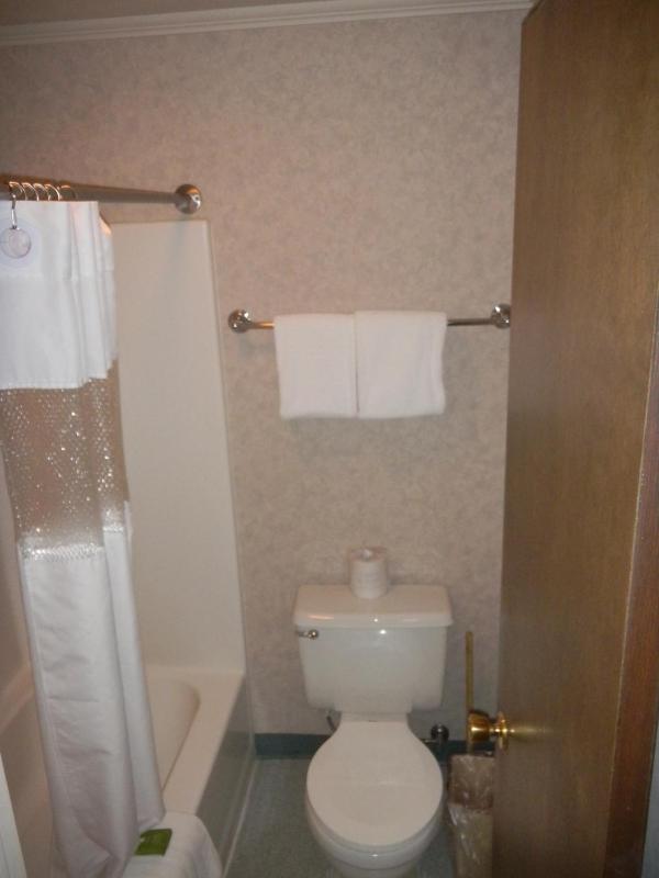 Queen Room image 2