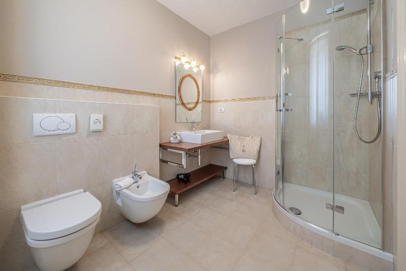 Single Room image 3