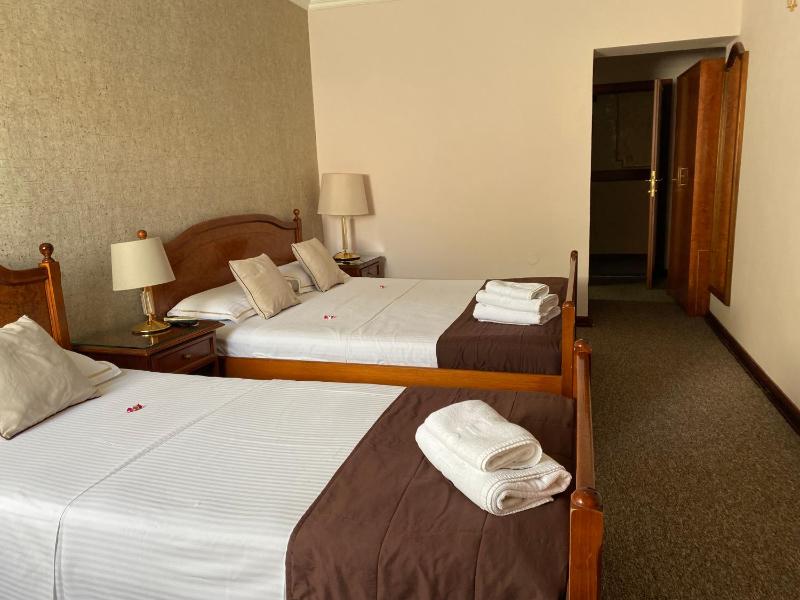 Twin Room image 4