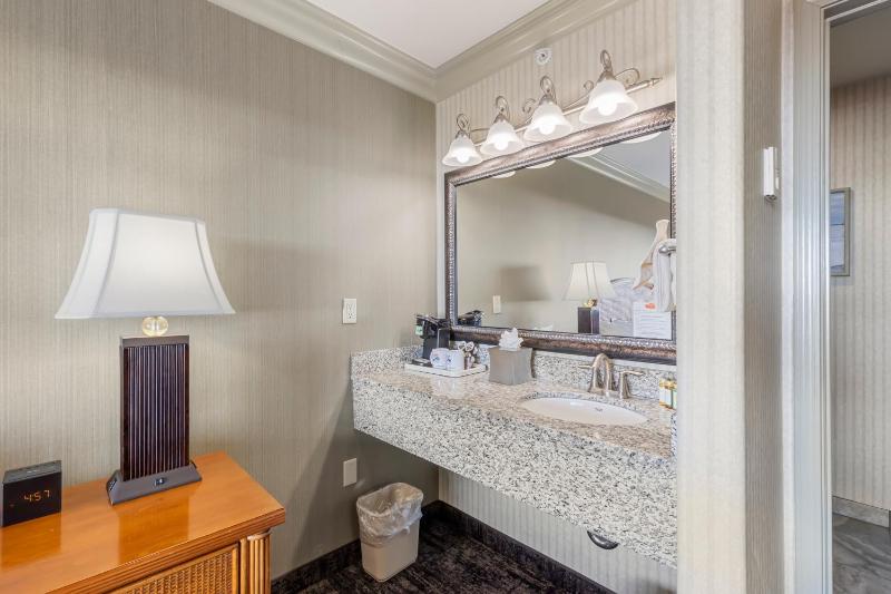 King Room with Ocean View image 2