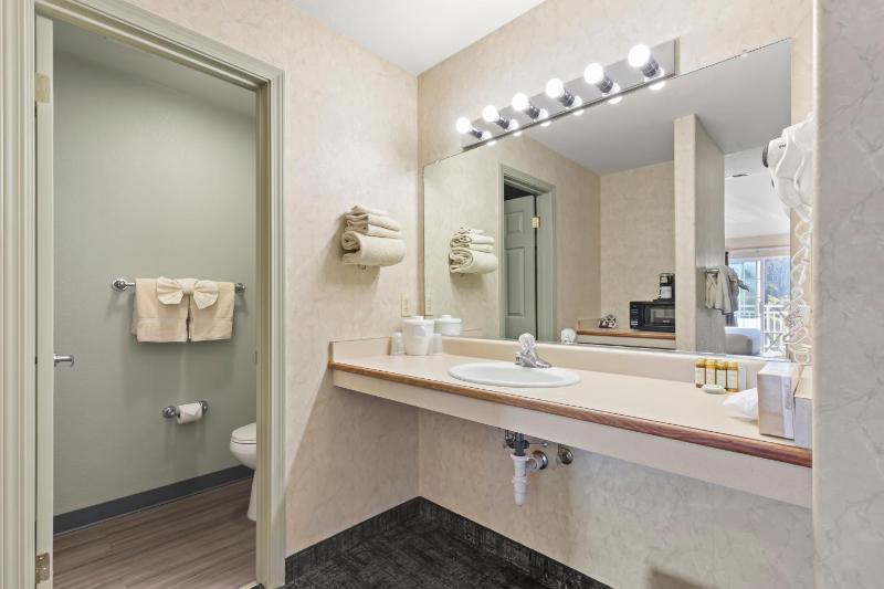 1 King Soaking Tub with Balcony Estuary View image 3